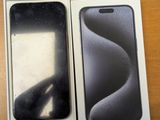 une boîte avec un téléphone à l'intérieur sur une table