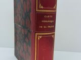 gros plan d'un livre sur une table à fond blanc