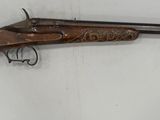 un vieux pistolet accroché au mur d'une pièce