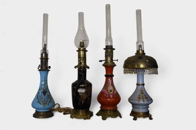 quatre lampes de couleurs différentes sont alignées sur une surface blanche