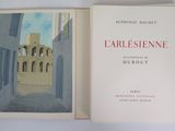 un livre ouvert avec, en arrière-plan, l'image d'un bâtiment