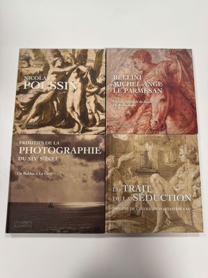 trois livres figurant sur la couverture d'un ouvrage consacré à la vie et à l'œuvre de l'artiste