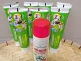 trois tubes de dentifrice posés sur un plateau en bambou