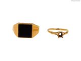 l'image d'une bague en or ornée d'une pierre noire