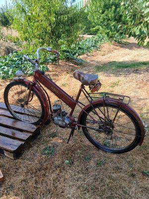 un vélo garé à côté d'une rampe en bois