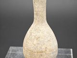 une image représentant un vase en pierre posé sur un socle