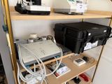 une étagère contenant de nombreux appareils électroniques dans une pièce