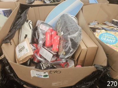 une boîte en carton remplie d'objets hétéroclites