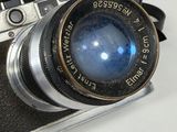 un gros plan d'un appareil photo muni d'un objectif