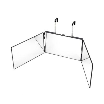 deux miroirs sur fond blanc, avec une paire de poignées au milieu
