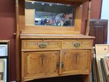 une armoire en bois surmontée d'un miroir