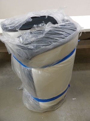 des toilettes emballées dans du plastique et posées par terre