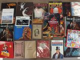 beaucoup de livres sur la table
