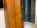une photo d'une salle de bains avec une douche à l'italienne