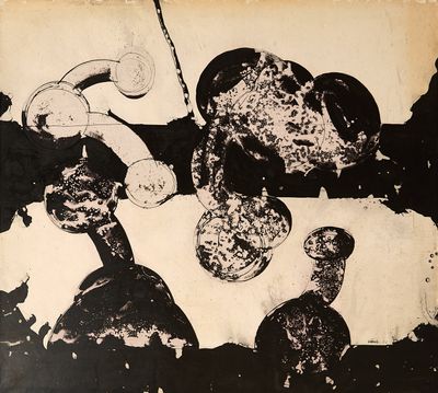 une photo en noir et blanc d'une table sur laquelle se trouvent des plats et des couverts