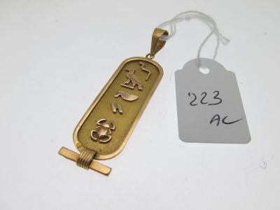une image représentant une clé plaquée or à laquelle est attachée une étiquette