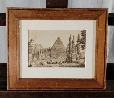 une vieille photo représentant une pyramide, dans un cadre en bois