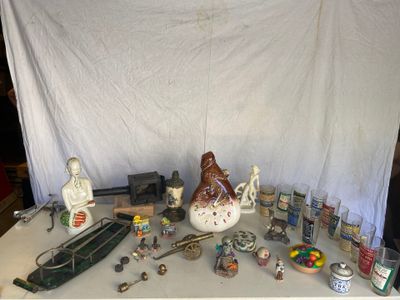 une table sur laquelle se trouvent de nombreux objets