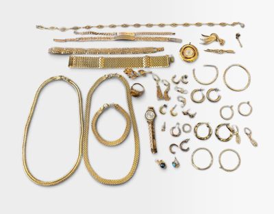 un assortiment de bijoux en or et en argent sur un fond blanc