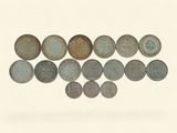 l'image d'un groupe de pièces de monnaie posées sur une surface blanche