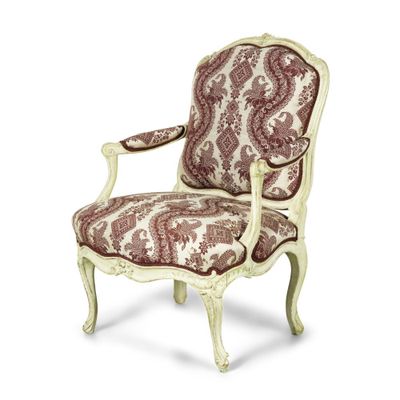 une image représentant une chaise dont le dossier et les accoudoirs sont recouverts d'un tissu à motifs