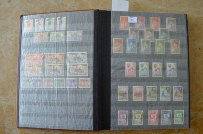 un livre ouvert avec des timbres sur une table
