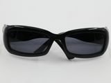 des lunettes de soleil posées sur une surface blanche, avec un fond blanc
