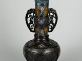 un vase posé sur un support sur une table
