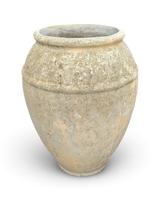 un grand vase en pierre posé sur une surface blanche