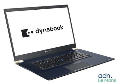 L'ordinateur portable est ouvert sur un fond blanc, avec le logo Dynabook affiché à l'écran.