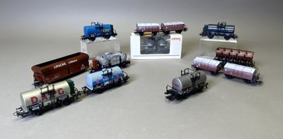 un grand nombre de trains miniatures posés sur une table