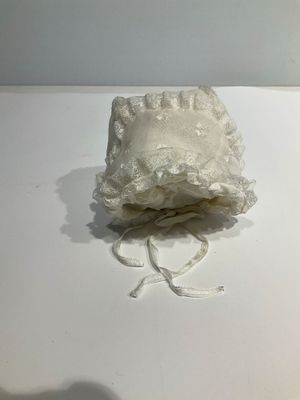 Bonnet de nourrisson pour baptême, style traditionnel conçu en organza - Photo 1