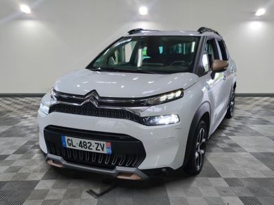 la citrole blanche est garee sur un carrelage en damier