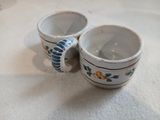 deux tasses posées sur une table