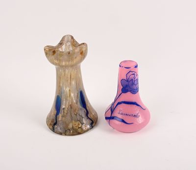 deux vases posés l'un à côté de l'autre sur une surface blanche