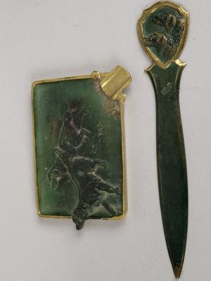 deux articles, à savoir un briquet et un étui à briquet