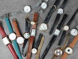 un grand nombre de montres posées sur une table