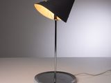 gros plan d'une lampe sur une table à fond blanc