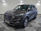 vue de face d'un SUV gris garé dans un garage