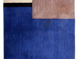 un tapis bleu comportant deux couleurs différentes