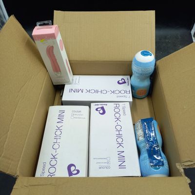 une boîte contenant des livres et une bouteille d'eau