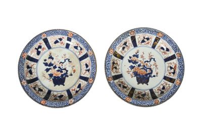 paire d'assiettes bleues et blanches à motifs floraux