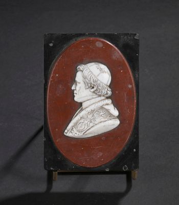 une photo d'une plaque sur laquelle figure le portrait d'un homme