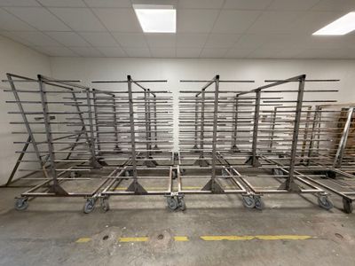 une grande pièce remplie de nombreux rayonnages métalliques