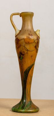 deux vases posés sur une table