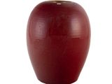 un vase rouge posé sur une surface blanche
