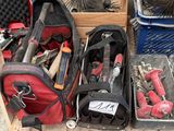 tout un tas d'outils dans une mallette posée par terre