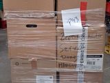 une pile de cartons posée sur une palette dans un entrepôt