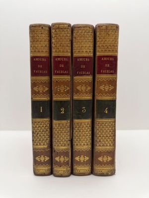 trois livres superposés sur une surface blanche