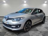 la voiture argentée est garée sur un sol en damier dans le garage